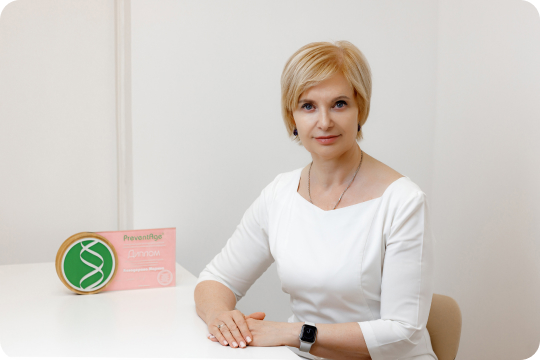 Козадерова Марина Алексеевна сидит на стуле и смотрит в камеру